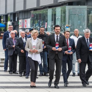 Osijek: Položeni vijenci povodom Dana državnosti kod spomenika Franji Tuđmanu