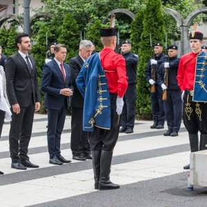 Osijek: Položeni vijenci povodom Dana državnosti kod spomenika Franji Tuđmanu