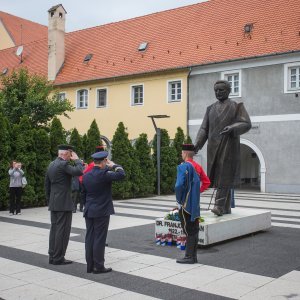 Osijek: Položeni vijenci povodom Dana državnosti kod spomenika Franji Tuđmanu