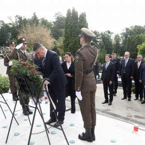 Polaganjem vijenaca na groblju Mirogoj obilježen Dan državnosti