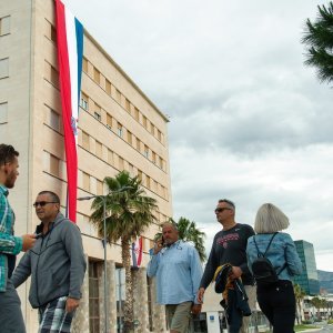 Split: Na Dan državnosti sa zgrade Gradske uprave spuštena zastava dužine 22 metra