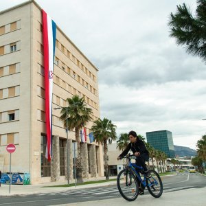 Split: Na Dan državnosti sa zgrade Gradske uprave spuštena zastava dužine 22 metra