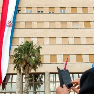 Split: Na Dan državnosti sa zgrade Gradske uprave spuštena zastava dužine 22 metra