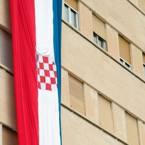 Split: Na Dan državnosti sa zgrade Gradske uprave spuštena zastava dužine 22 metra