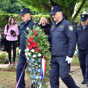 Slavonski Brod: Povodom Dana državnosti položeni vijenci kod središnjeg križa na gradskom groblju