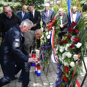 Slavonski Brod: Povodom Dana državnosti položeni vijenci kod središnjeg križa na gradskom groblju