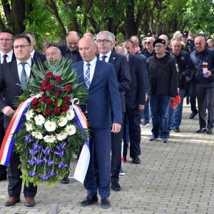 Slavonski Brod: Povodom Dana državnosti položeni vijenci kod središnjeg križa na gradskom groblju