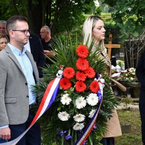 Slavonski Brod: Povodom Dana državnosti položeni vijenci kod središnjeg križa na gradskom groblju