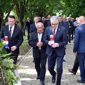 Slavonski Brod: Povodom Dana državnosti položeni vijenci kod središnjeg križa na gradskom groblju