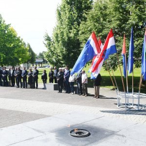 Sisak: Povodom Dana državnosti izaslanstva položila vijence i upalila svijeće