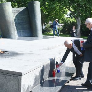 Sisak: Povodom Dana državnosti izaslanstva položila vijence i upalila svijeće