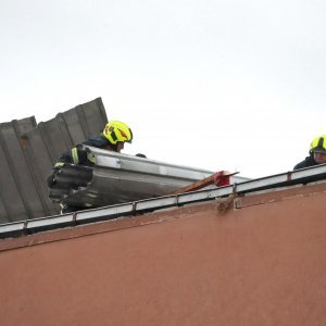 Zagreb: Jak vjetar dignuo limeni krov sa zgrade u Malešnici