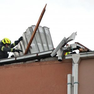 Zagreb: Jak vjetar dignuo limeni krov sa zgrade u Malešnici