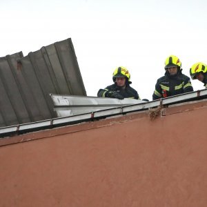 Zagreb: Jak vjetar dignuo limeni krov sa zgrade u Malešnici