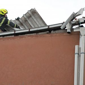 Zagreb: Jak vjetar dignuo limeni krov sa zgrade u Malešnici