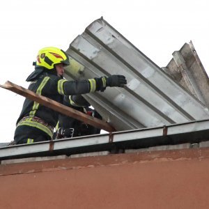 Zagreb: Jak vjetar dignuo limeni krov sa zgrade u Malešnici