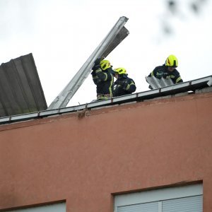 Zagreb: Jak vjetar dignuo limeni krov sa zgrade u Malešnici