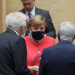 Angela Merkel po prvi puta u javnosti s maskom na licu
