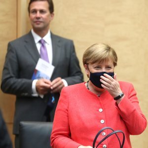 Angela Merkel po prvi puta u javnosti s maskom na licu