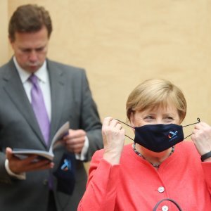 Angela Merkel po prvi puta u javnosti s maskom na licu