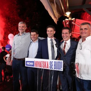 Most slavi uz bakljadu