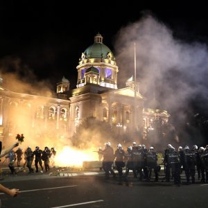 Sukob policije i prosvjednika na ulicama Beograda