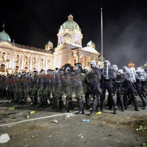 Sukob policije i prosvjednika na ulicama Beograda