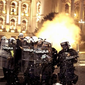 Sukob policije i prosvjednika na ulicama Beograda