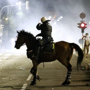 Sukob policije i prosvjednika na ulicama Beograda