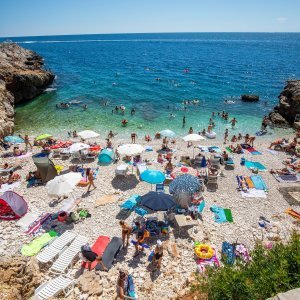 Turisti na pulskoj plaži