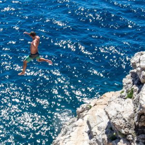 Turisti na pulskoj plaži