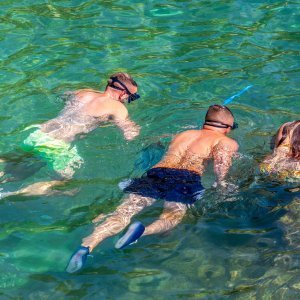 Turisti na pulskoj plaži