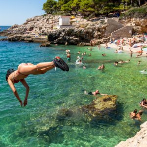 Turisti na pulskoj plaži