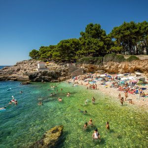 Turisti na pulskoj plaži