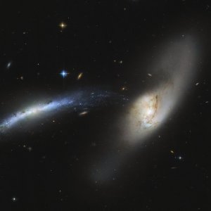 Svemirska prskalica (NGC 2799 i NGC 2798)