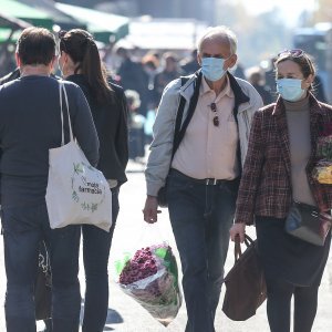 Uoči blagdana Svih svetih građani obilaze grobove najmilijih