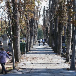 Uoči blagdana Svih svetih građani obilaze grobove najmilijih