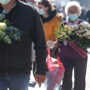 Uoči blagdana Svih svetih građani obilaze grobove najmilijih