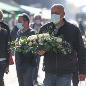 Uoči blagdana Svih svetih građani obilaze grobove najmilijih