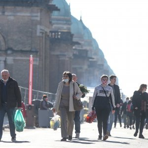 Uoči blagdana Svih svetih građani obilaze grobove najmilijih