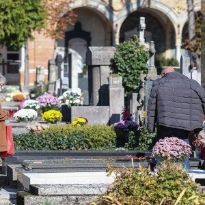 Uoči blagdana Svih svetih građani obilaze grobove najmilijih