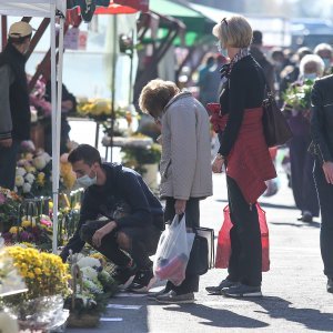 Uoči blagdana Svih svetih građani obilaze grobove najmilijih