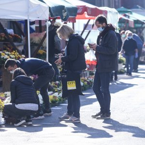 Uoči blagdana Svih svetih građani obilaze grobove najmilijih