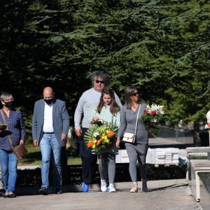 Uoči blagdana Svih svetih građani obilaze grobove najmilijih