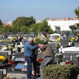 Uoči blagdana Svih svetih građani obilaze grobove najmilijih