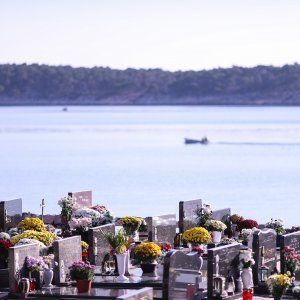 Uoči blagdana Svih svetih građani obilaze grobove najmilijih