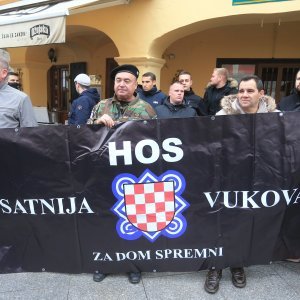 Pripadnici HOS-a sa svojim obilježjima u Vukovaru