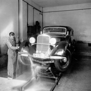 Podružnica Mercedes-Benz Zürich. Prostor za pranje automobila za osobne automobile s dizalom za vozila. Model serije 21 limuzina (1940.)