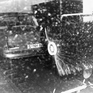 Mercedes-Benz 190 D 'repaš' (W 110) u automatskoj praonici automobila s rotirajućim četkama (1965.)