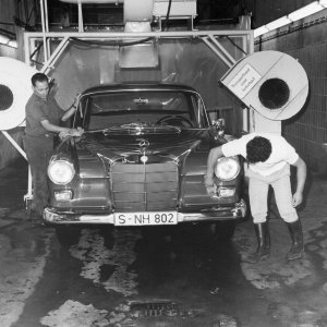 Mercedes-Benz 190 D 'repaš' (W 110) u automatskoj praonici, ručna obrada prije napuštanja autopraonice (1965.)